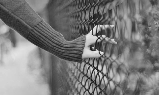 photo-girl-hand-fence-blur-close-up-mood-hd-wallpaper-694x417